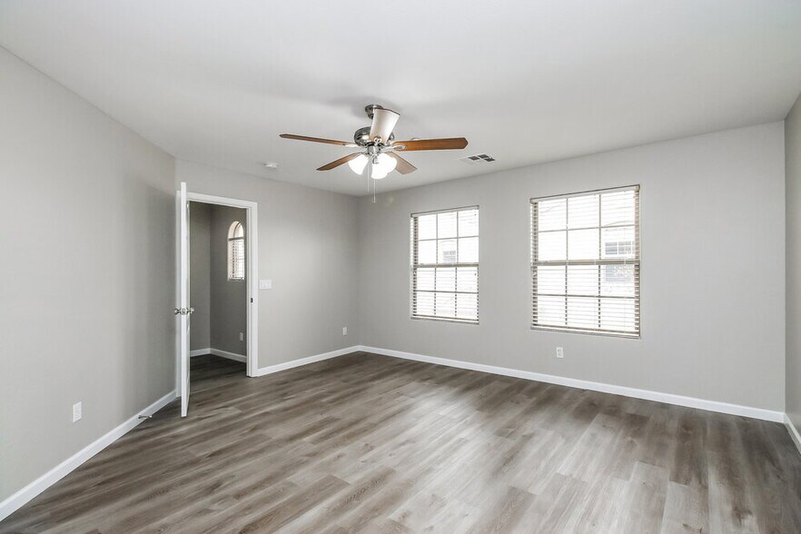 Building Photo - 2707 E Bart St