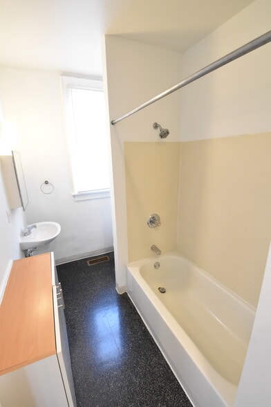 Building Photo - 52 Thurman Ave