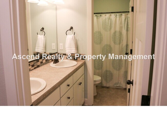 Building Photo - 4 Bed/3 Bath Hillsboro Laurel Oaks Neighborhood, Solar Panels, 1 or 2 Pets Allowed with Pet Rent,...