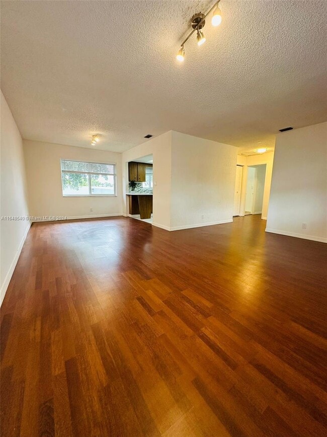 Building Photo - 660 Cypress Club Way