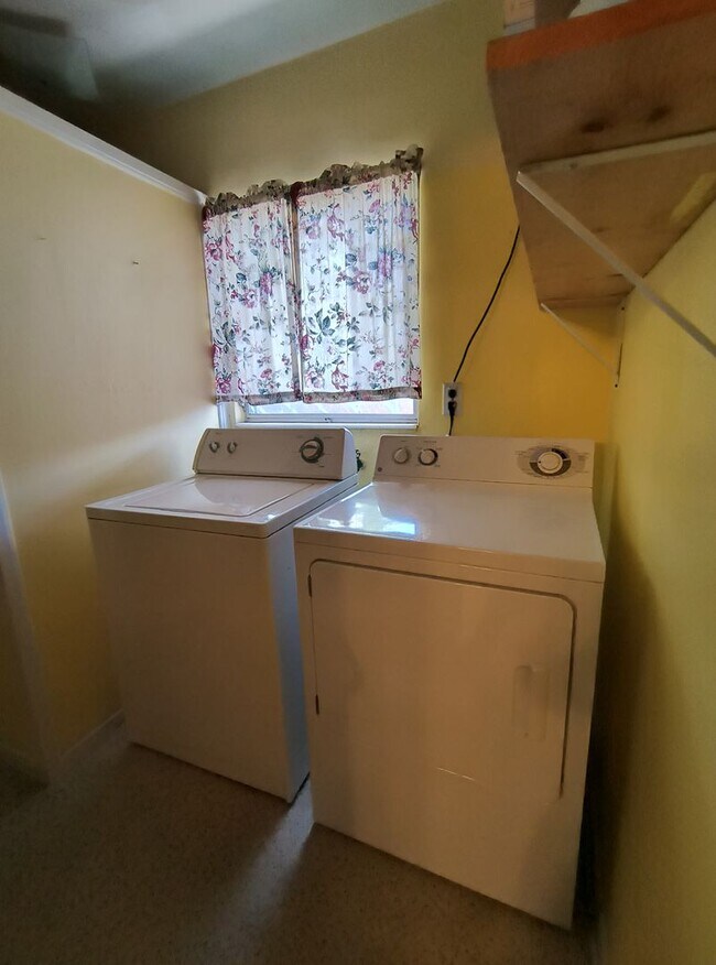 Building Photo - Spacious 3-Bedroom 1.5 Bathroom House for ...