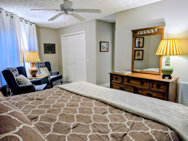 Building Photo - 842 Alpine Dr