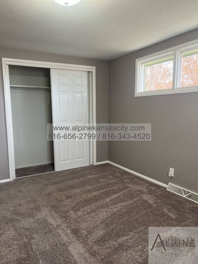 Building Photo - Available Mid January! 5 Bedrooms, PLUS Rec Room in Gladstone!