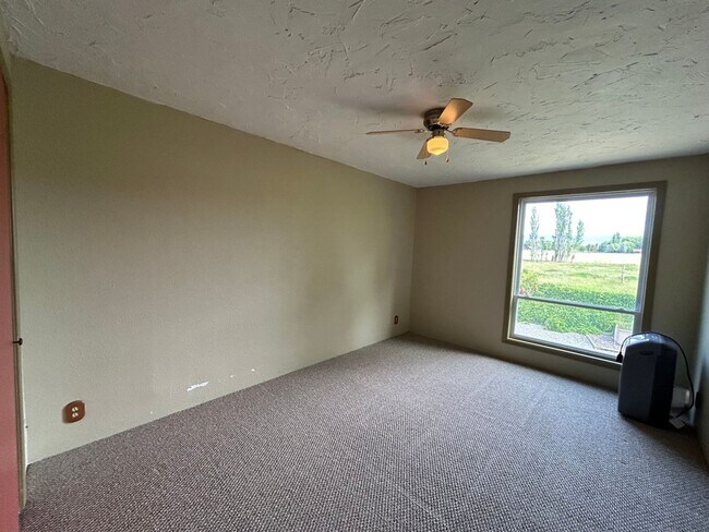 Building Photo - 3 Bedroom Home on Two Acres