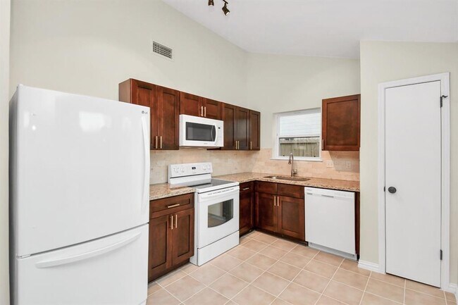 Building Photo - 17107 Amber Ridge Dr