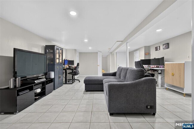 Building Photo - 8 Coyles Ct