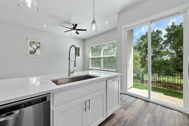 Building Photo - 12001 Vista Parke Dr