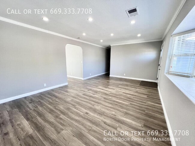 Building Photo - 3197 Bourgeois Way