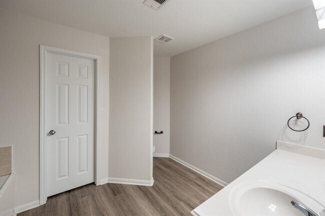 Building Photo - 9917 Kingfisher Dr