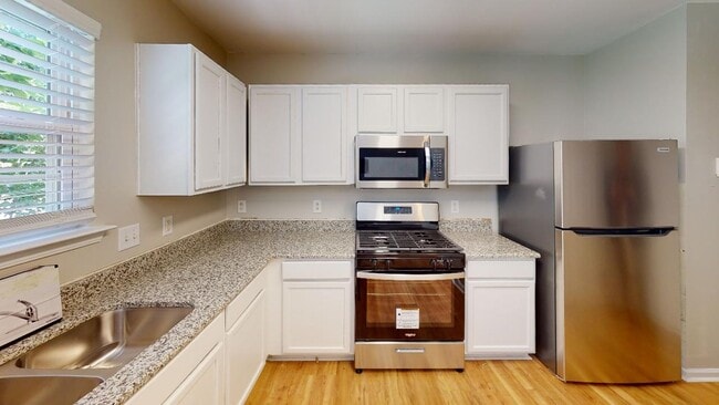 Building Photo - Recently Renovated Single Family Home in t...
