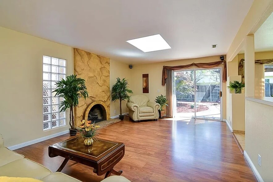 Building Photo - 334 Los Pinos Way