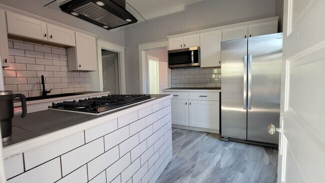 Building Photo - Aves Beauty