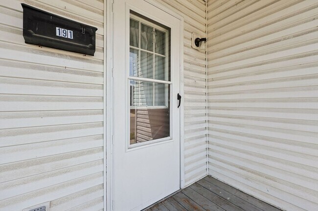 Building Photo - 3 Bed, 1 Bath Home with Fenced Backyard | Fresh Updates Throughout | Newark, OH