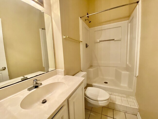 Building Photo - Top-Floor 2 Bedroom / 2 Bath Condo in The Meridian – Gated Community!