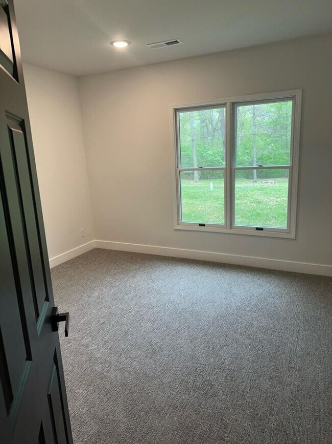 Building Photo - 5 Bed 4 Bath Home fenced yard