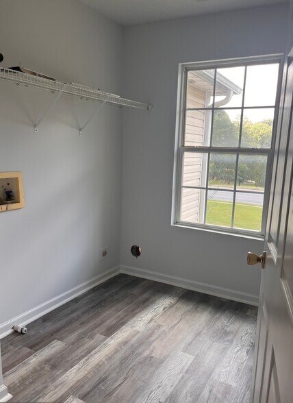 Building Photo - 637 Pointe S Pkwy
