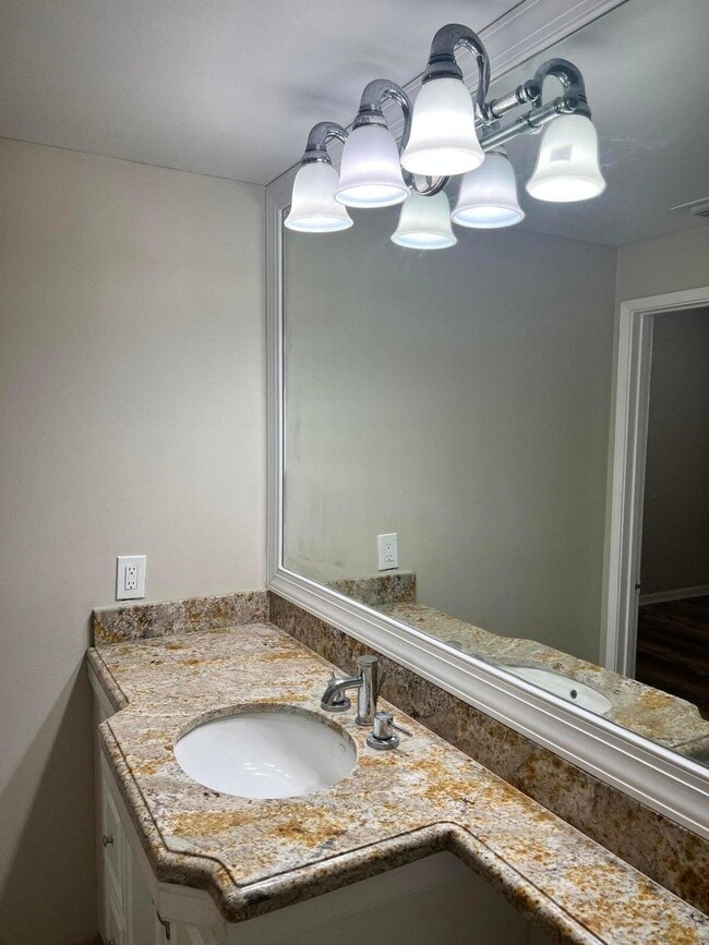 Building Photo - 720 S Sapodilla Ave