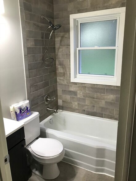 Primary bathroom - 404 21st St SW