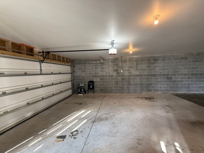 Building Photo - Move In Ready Townhome in Marshview Commons