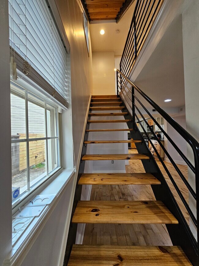 Building Photo - 2313 Foster Ave