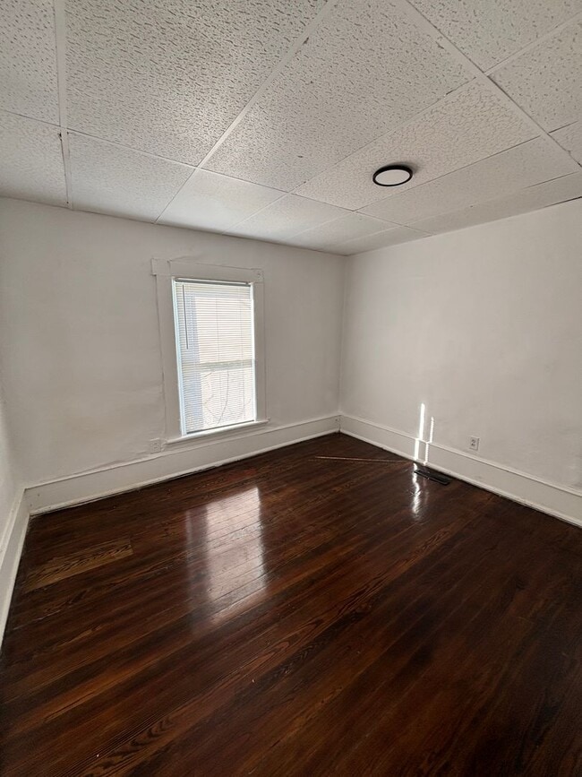 Building Photo - 2 bedroom 1 bathroom House