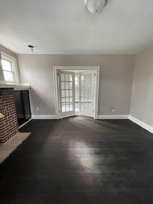 Building Photo - 527 Grove St