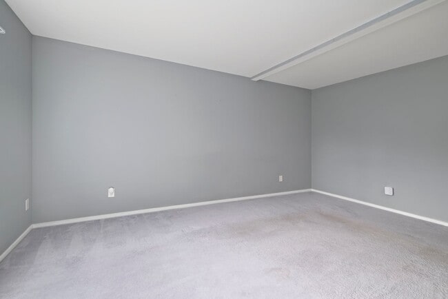 Building Photo - 3 Bedroom and 2.5 Bath Townhouse