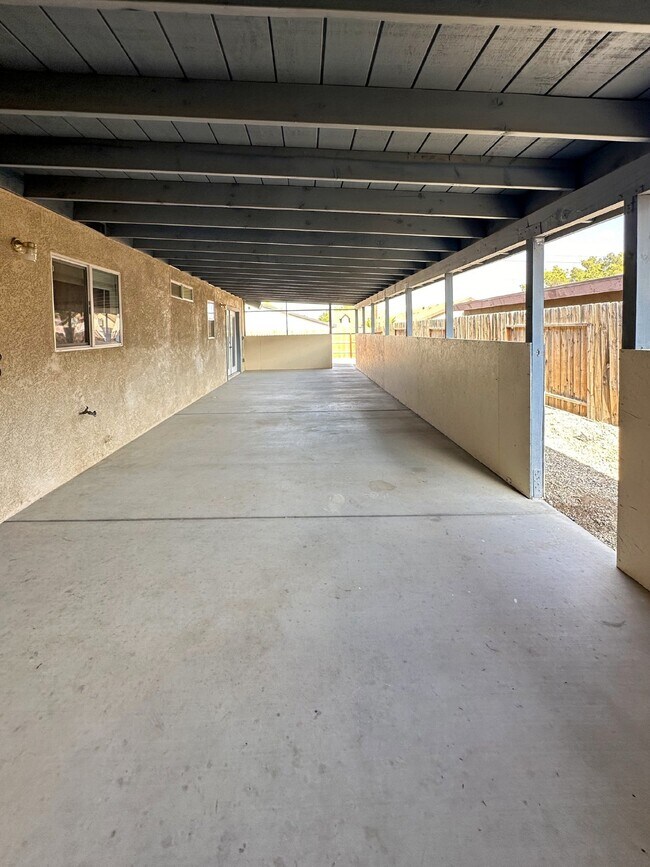 Building Photo - 1240 W Mariposa Ave