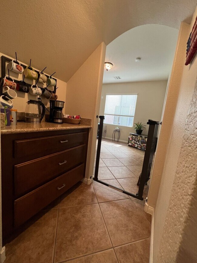 Building Photo - ABSOLUTELY AMAZING! Large 4 bedroom 2 stor...