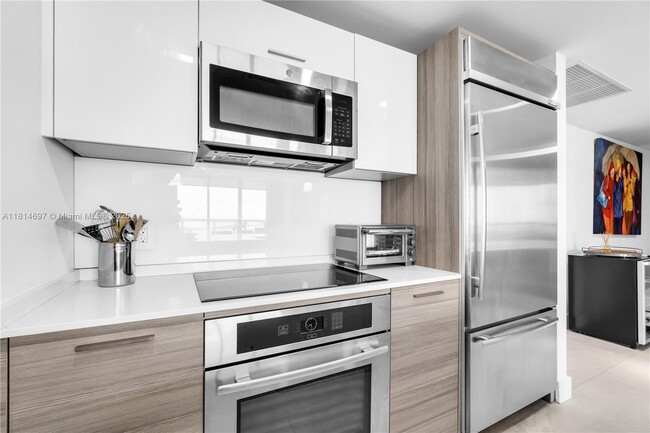 Building Photo - 1300 Brickell Bay Dr