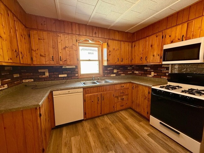 Building Photo - 4 Bed 2 Bath Single Family Home in Antigo