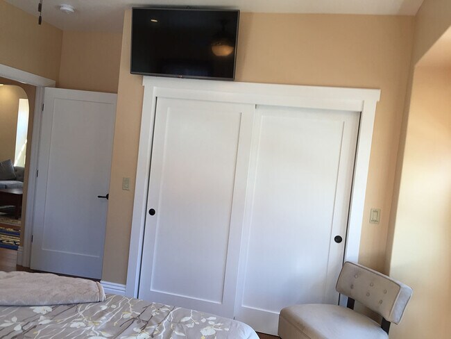 Building Photo - 225 W Angela St