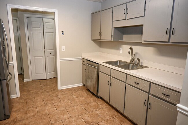 Building Photo - 332 W Pine Dr
