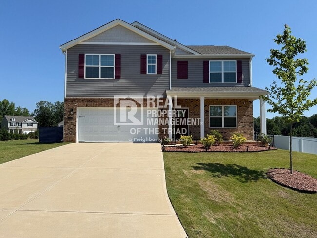 Primary Photo - 4 Bedroom/3 Bath 2 Story House in Greensboro