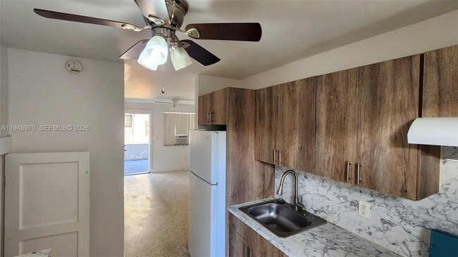 Building Photo - 329 SW 6th Ave