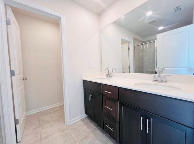 Main bathroom - 5562 Plain Field Ln