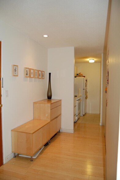 Building Photo - 140 Kenrick St
