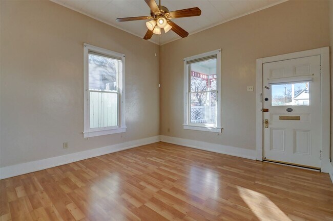 Building Photo - 313 N Mt Vernon Ave