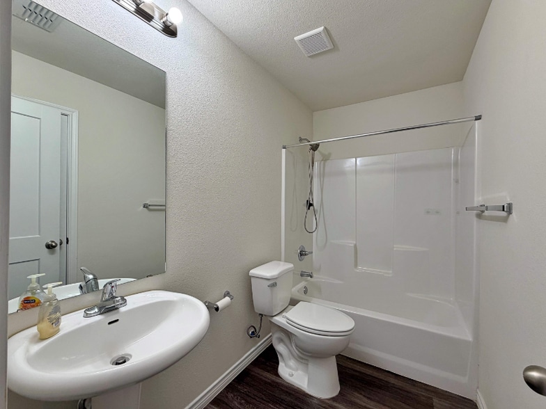 Building Photo - 7026 Phoenix Dr