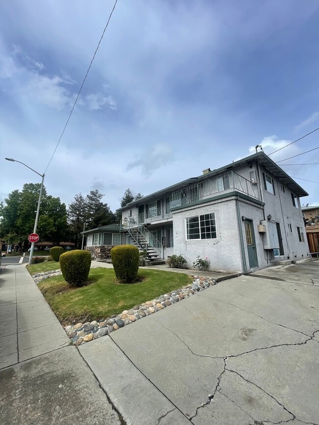 Building Photo - 2206 Deborah Dr