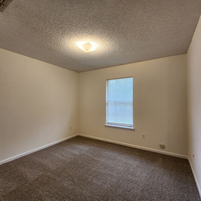 Building Photo - 3/2 Single Family