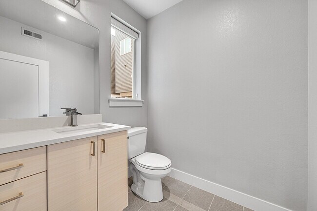 Building Photo - $3,175.00 - 2 Bedrooms, 2.2 Bathrooms, Tow...