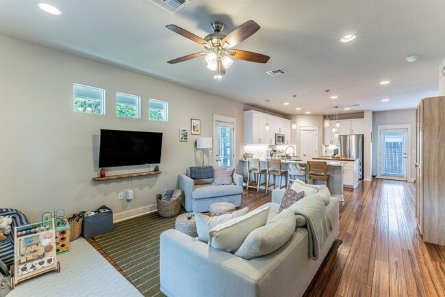 Building Photo - 1700 Singleton Ave