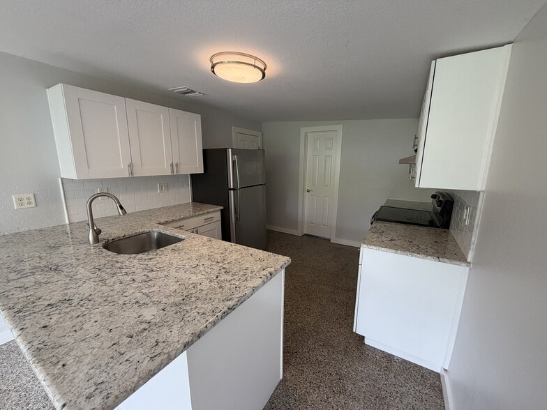 Building Photo - 2 Bed/2 Bath