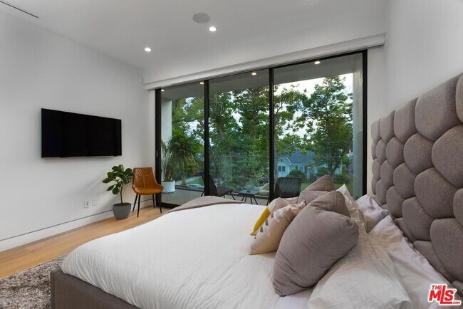 Building Photo - 726 N Martel Ave