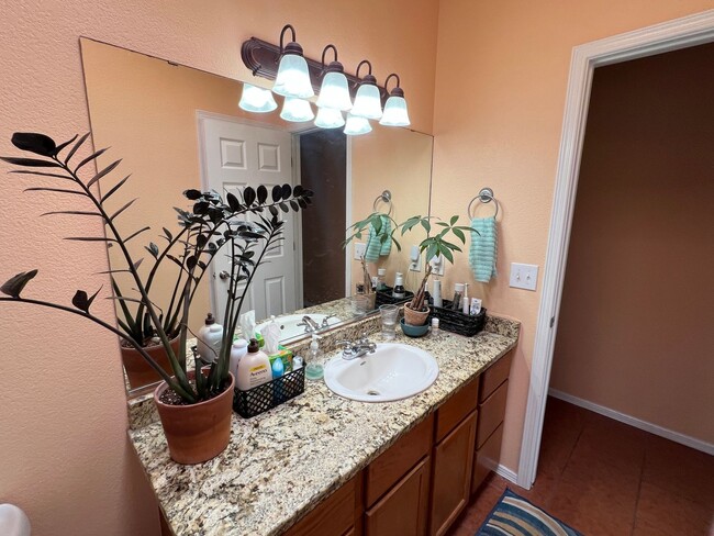 Building Photo - Exceptional Rental in Great Locale