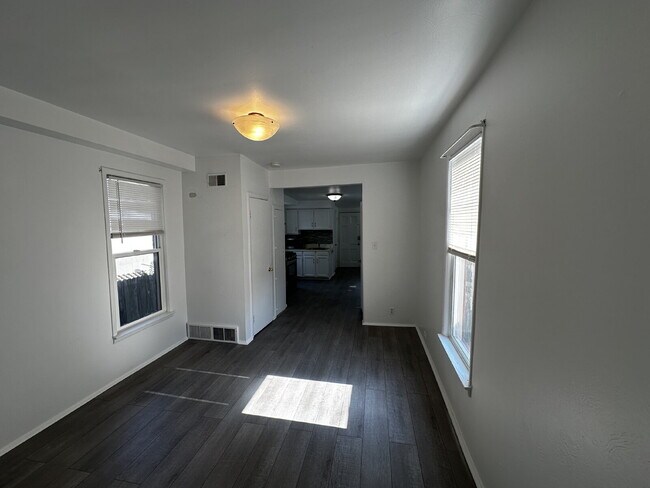 Building Photo - "Charming 1-Bed Oasis in Denver's Heart – Cozy Comforts!"