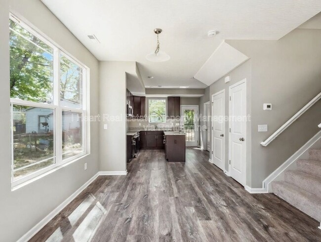 Building Photo - 33 Whitethorne Ave