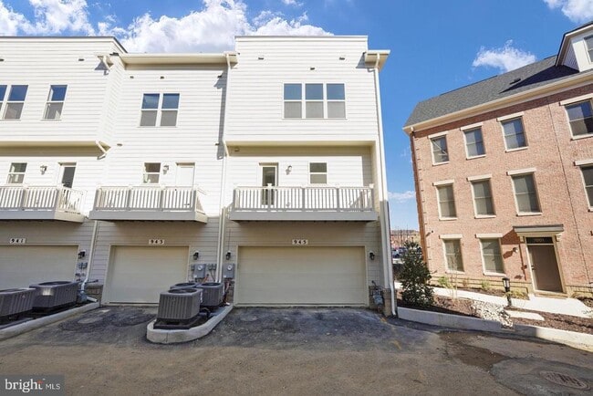 Building Photo - 945 Sycamore Dr SE