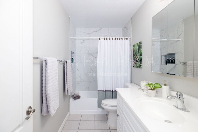 Building Photo - 3011 S Country Club Way